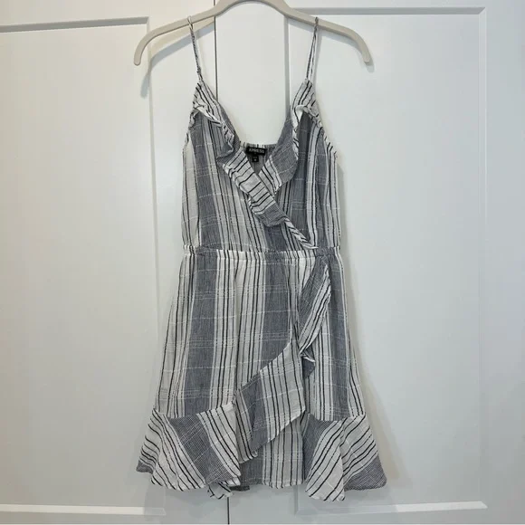 express blue and white striped dress I absolutely love all these dresses from @express , which one is your fav?  #dresstoexpress #gifted